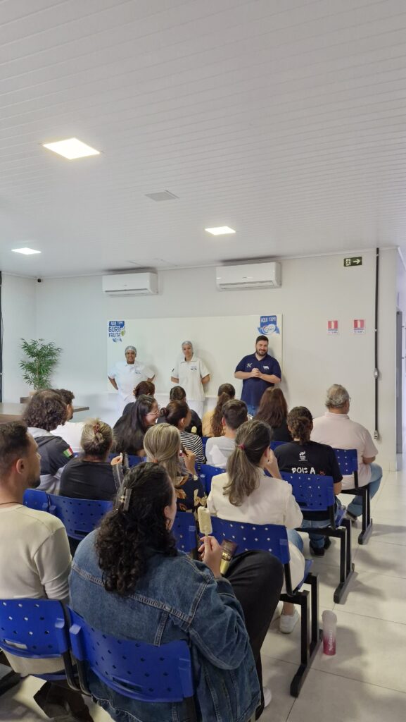 Sorvetes Guri recebe visita de alunos da UEM